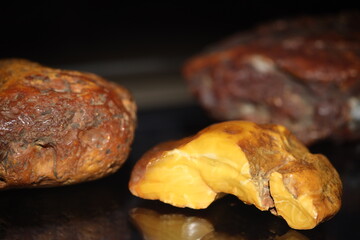 Large pieces of rash amber close -up