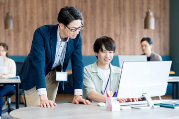 オフィスで働くビジネスパーソン