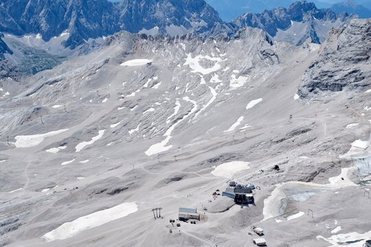 Zugspitzplatt mit Gletscherresten und Bergstation im Sommer