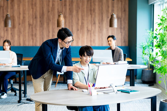 オフィスで働くビジネスパーソン