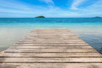 Obraz premium Wooden bridge walkway through to beach sea and beautiful sky