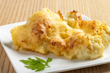 Delicious cauliflower au gratin with creamy béchamel sauce and golden cheese topping.