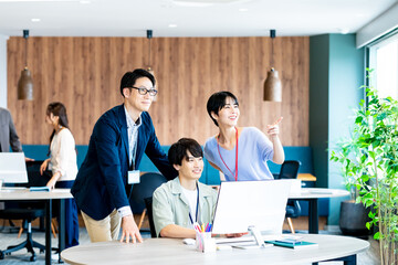 オフィスで働くビジネスパーソン