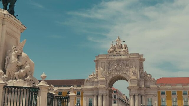 Historischer Triumphbogen in Lissabon mit Statuen und Architekturdetails