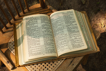 Obraz premium A Historic Bible Open to the Book of Psalms.