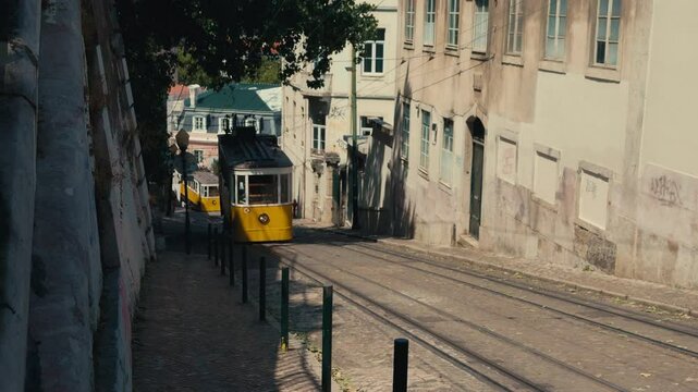 Charmante gelbe Stra&szlig;enbahn in einer historischen Stadt