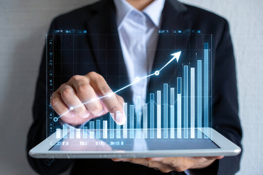 Crecimiento Financiero y Análisis de Datos en Tablet

