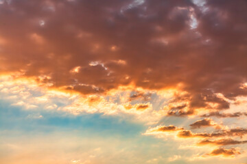 Fototapeta premium Atardecer dramático con nubes de diferentes formas y colores.