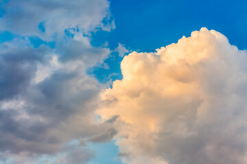 Atardecer dramático con nubes de diferentes formas y colores.