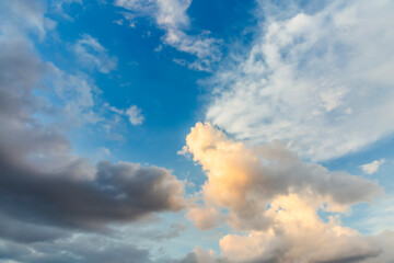 Atardecer dramático con nubes de diferentes formas y colores.