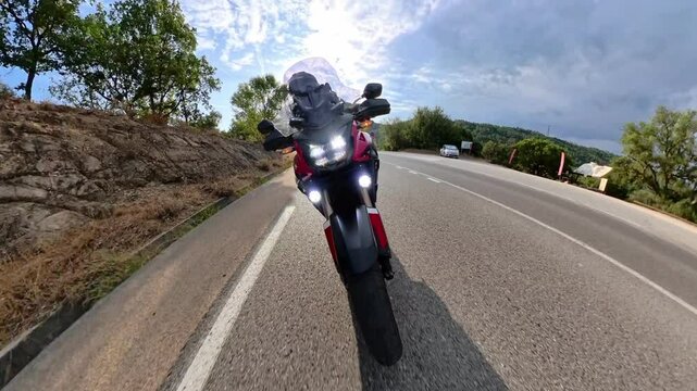 Moto sur le pont du lac de Saint-Cassien dans le Var