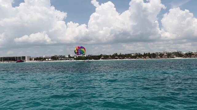 Paracaidas con los colores LGBTQ+ levantando el vuelo 