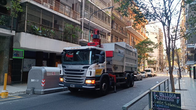 Un cami&oacute;n recolector de basura en las calles de Buenos Aires, Argentina. Servicios Municipales.