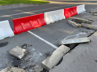 Swapping out curb stones, pulling out old and install new curb. Replacement is carried out with partial closure of road and parking space with road water-filled plastic barriers.