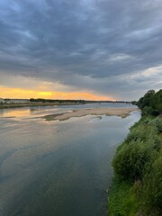 Coucher de soleil sur la Loire à Saumur, vue paisible au bord de l’eau