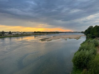 Coucher de soleil sur la Loire à Saumur, vue paisible au bord de l’eau