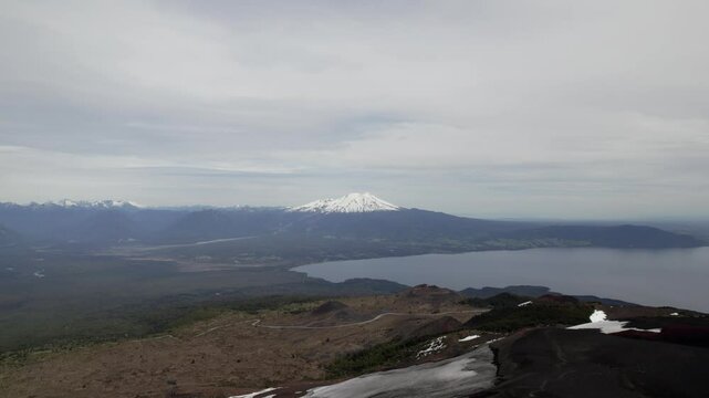 Vuelo de Drone desde el volc&aacute;n osorno con vista del lago llanquihue y volc&aacute;n tronador, Chile