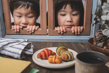 美味しそうなパンを見つめる子供