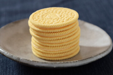 皿の上のクッキー