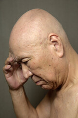 Fototapeta premium 困り顔の老人