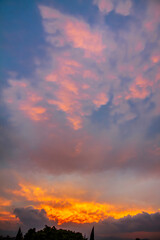 Atardecer dramático con nubes de diferentes formas y colores.