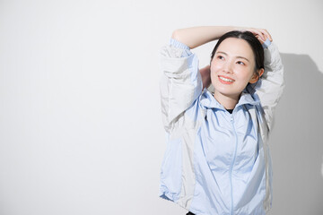 スポーツ、ストレッチや運動をする若い女性のクローズアップ 白バッグ