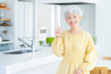 リビングでくつろぐシニア女性