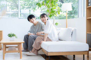 リビングでくつろぐ若いカップル
