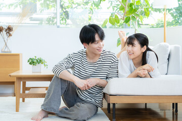 リビングでくつろぐ若いカップル