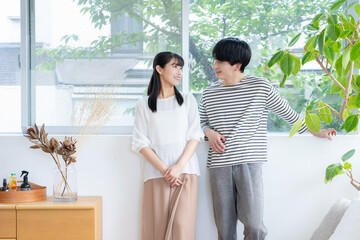 リビングでくつろぐ若いカップル