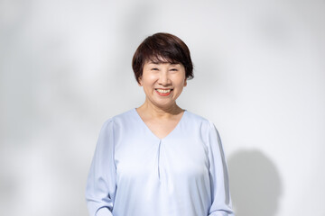 笑顔のシニア女性