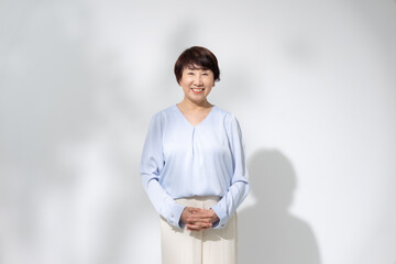 笑顔のシニア女性