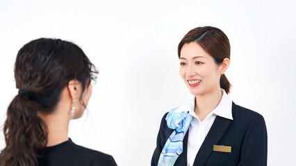 笑顔で接客する女性店員・受付スタッフ
