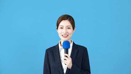 マイクを持って話す女性アナウンサー