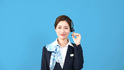 ヘッドセットをつけた女性スタッフ