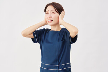 女性　美容看護師　耳を塞ぐ　白背景
