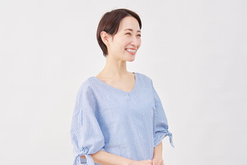 女性　40代　ポートレート　目線無し　白背景