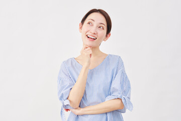 女性　想像する　白背景