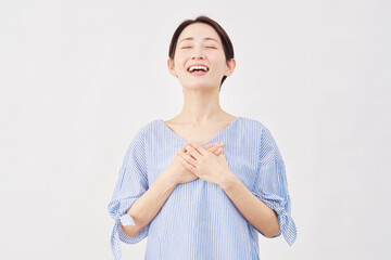 女性　ミドルエイジ　安心する　白背景