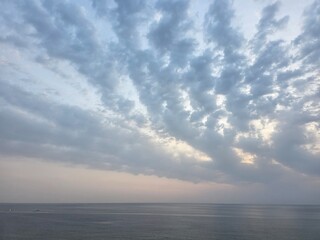 Obraz premium Background with natural beauty, dawn sky, beautiful clouds and seascape, Gangneung, South Korea - 자연의 아름다움, 새벽 하늘, 멋진 구름과 바다 풍경이 담긴 배경, 강릉, 한국
