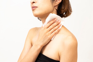汗拭きシートを使う女性