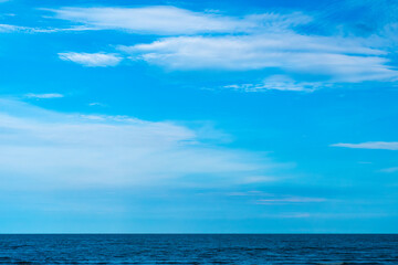 Obraz premium Nature of the ocean and blue sky Summer with sunshine, sandy beaches, clear blue waters sparkling against the blue sky. on an island with good ecology and environment Background for summer vacation