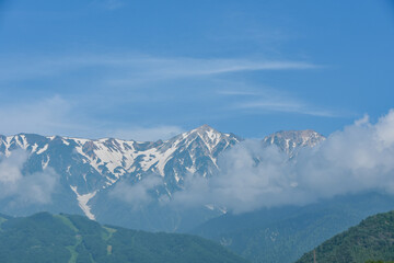 初夏の信州の風景　残雪残る白馬三山