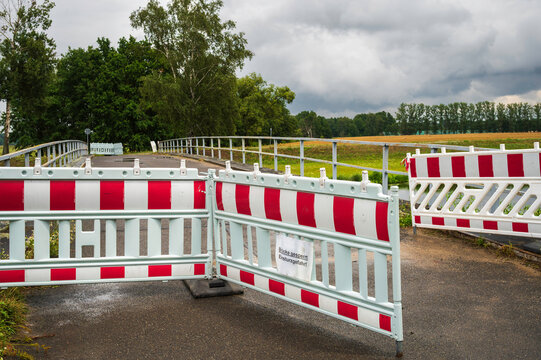 Absperrung einer Brücke mit dem Schild , Brücke gesperrt Einsturzgefahr