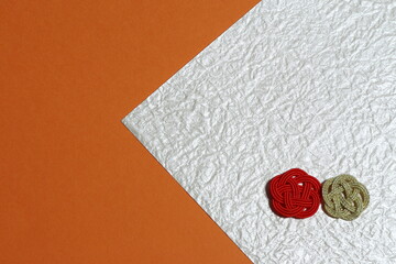 水引飾りを使った和風の背景　背景オレンジ色