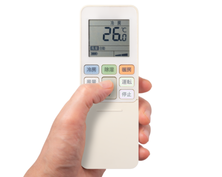 エアコンのリモコンを操作している手