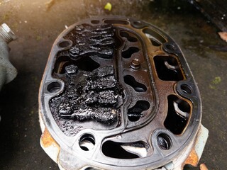 Checking the compressor head block with an indication of running out of lubricant.