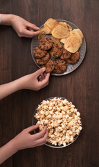 Family or friends eating snacks or sweets. スナックやお菓子を食べる家族や仲間	