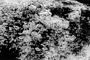 黒の背景に水中に舞い上がるたくさんの気泡.