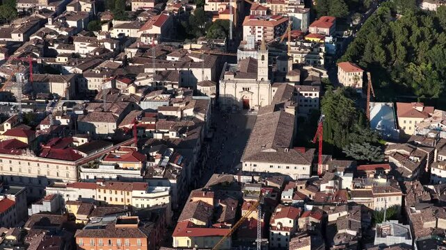 Ascoli Piceno, Marche, Italia, Piazza Arringo e il duomo.
Ripresa aerea della citt&agrave; di Ascoli Piceno.